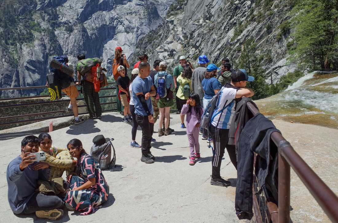 Los visitantes toman fotos en un punto de vista sobre Vernal Fall, una cascada en el Parque Nacional Yosemite.