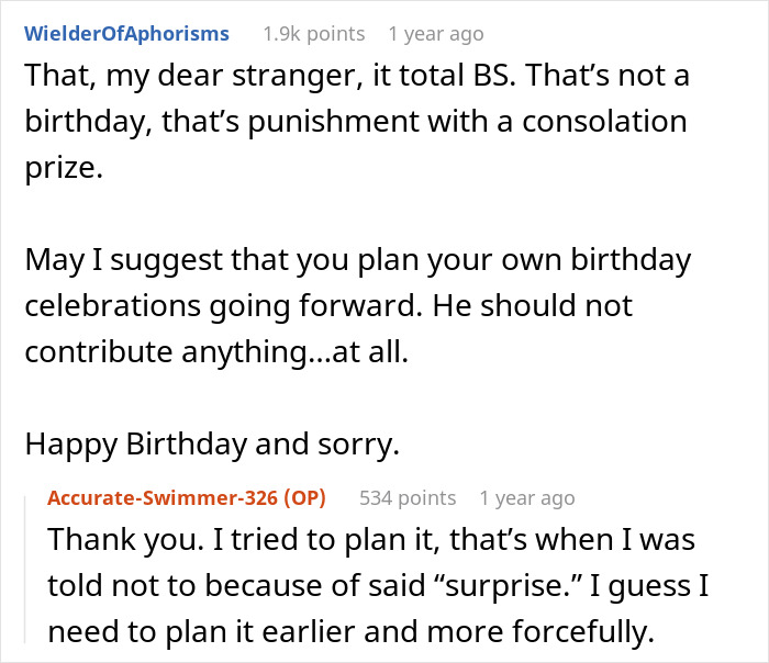 Intercambio de texto sobre la sorpresa de cumpleaños de un esposo para la esposa que causa problemas de matrimonio y terapia después de 19 años.