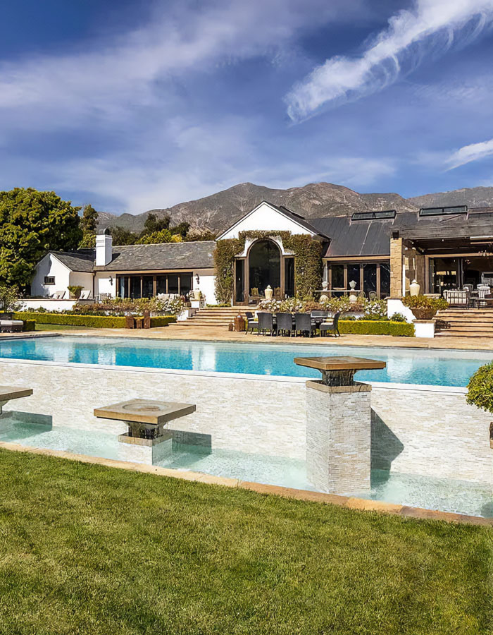 Luxury $ 15 millones de propiedades alquiladas por Chris Pratt con Pool y Mountain View en el fondo relacionado con el caso de Katy Perry Court.
