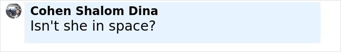Comentario de Cohen Shalom Dina preguntando "¿No está ella en el espacio?" En una interfaz de chat con una foto de perfil visible.