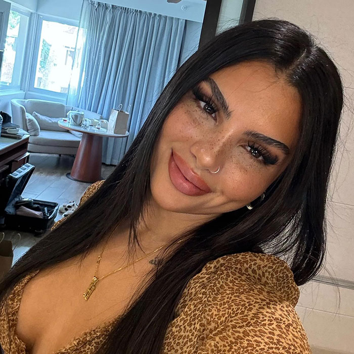 Mujer joven con cejas de estilo y labios definidos que representan la tendencia de la cara de Love Island y las preocupaciones de relleno en el interior.