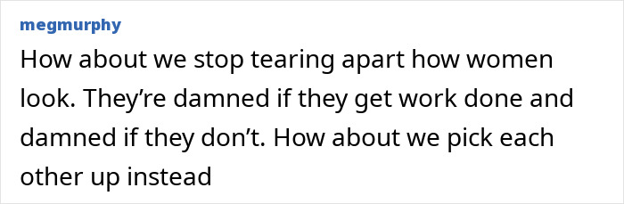 Captura de pantalla de un comentario en línea discutiendo opiniones sobre apariencia y cirugía plástica relacionada con la tendencia de la cara de Love Island.