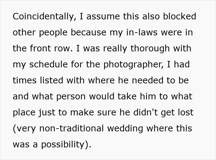 Pasaje de texto sobre la programación y la administración de un fotógrafo de bodas para evitar perderse durante un evento de boda no tradicional.