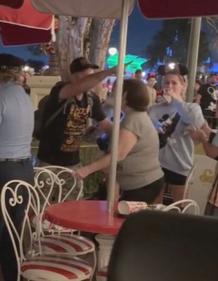 La multitud observa un momento tenso durante el incidente violento de Disney World que revela a la víctima como la madre del culpable.