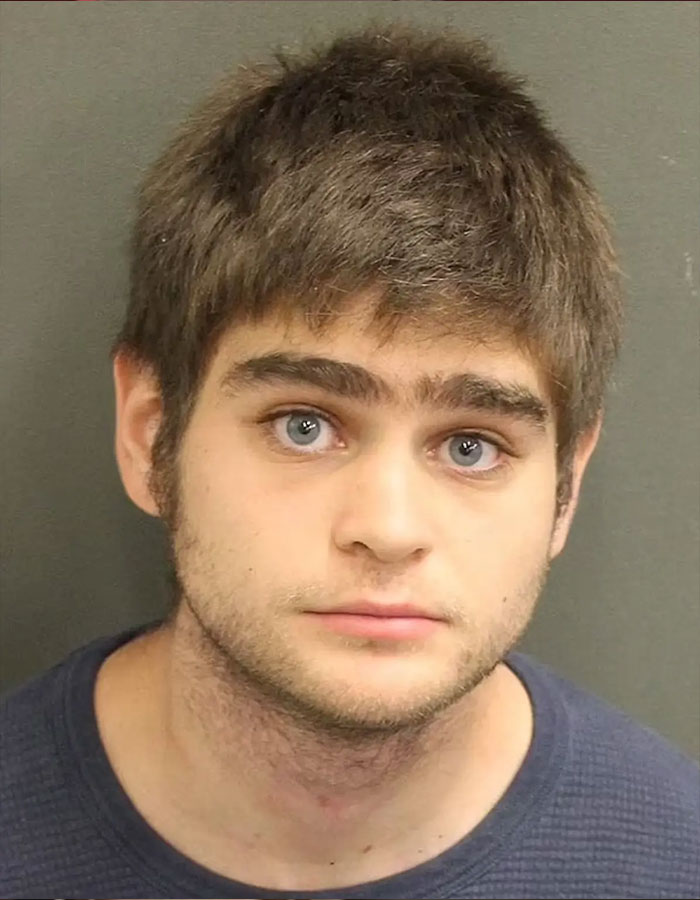 Young Man con cabello marrón corto y ojos azules en una foto relacionada con la violenta giro del incidente de Disney World.