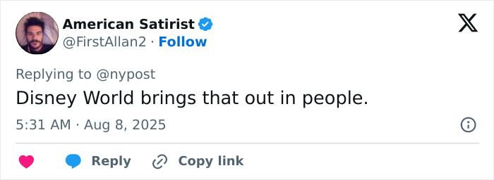 Tweet de la cuenta satírica estadounidense que comenta sobre un violento incidente de Disney World que involucra a la madre de la víctima y el culpable.