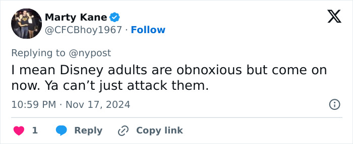 Tweet discutiendo el incidente violento de Disney World que involucra una relación víctima y culpable en una plataforma pública de redes sociales.
