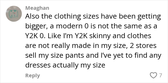 Comentario de las redes sociales discutiendo la tendencia de la dieta flaca Y2K y los tamaños de ropa modernos en comparación con la moda de los años 2000.