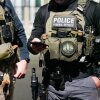 En esta foto de folleto proporcionada por la Control de Inmigración y Aduanas de los Estados Unidos, dos agentes de la ley federales coordinan con otros funcionarios durante una ejecución del 4 de febrero de 2025 cerca de Washington, DC (Foto de la Currencia de Inmigración y Aduanas de los Estados Unidos a través de Getty Images)