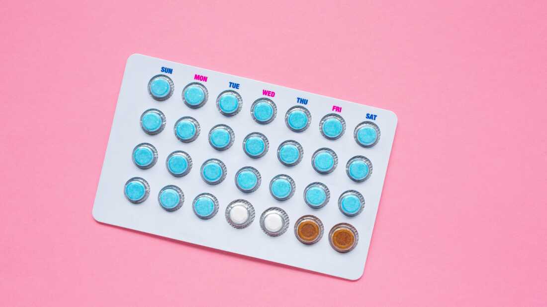 Paquete de píldoras anticonceptivas. Concepto de anticoncepción femenina para el sexo y la reproducción, el control de la población, el feminismo o los derechos de las mujeres para elegir. Estas píldoras anticonceptivas son medicamentos recetados que contienen hormonas femeninas como el estrógeno y la progestina para prevenir el embarazo durante la elección de planificación familiar o para controlar la condición médica de PM / PMDD durante la inspección. Símbolo conceptual del concepto de fertilidad humana. Paquete mensual no utilizado completo sobre fondo rosa, sin personas. Parte de una serie.