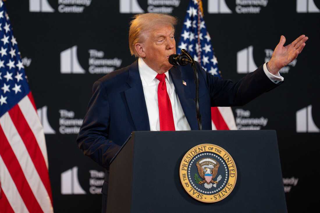 De pie detrás de un atril que muestra el sello presidencial, el presidente Trump habla en el Centro Kennedy en Washington, DC, el 13 de agosto de 2025.