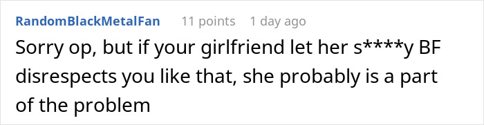 Comentario de Reddit discutiendo a una mujer frustrada con el novio de su amigo que se usa como cajero automático repetidamente.