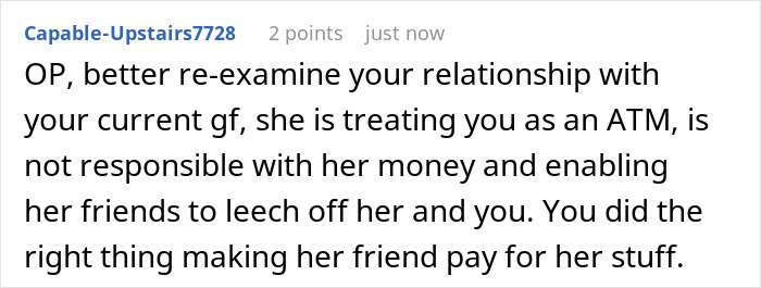 Captura de pantalla de un comentario de Reddit discutiendo a una mujer que usa al novio de su amiga como cajero automático y problemas de responsabilidad financiera.