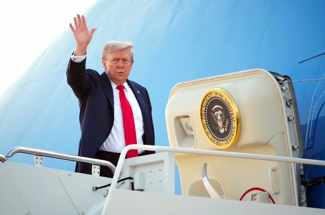 El presidente Trump Boards Air Force One el 15 de agosto de 2025 en la base conjunta Andrews, Maryland, en su camino a Anchorage, Alaska, para conversar con el presidente ruso Vladimir Putin