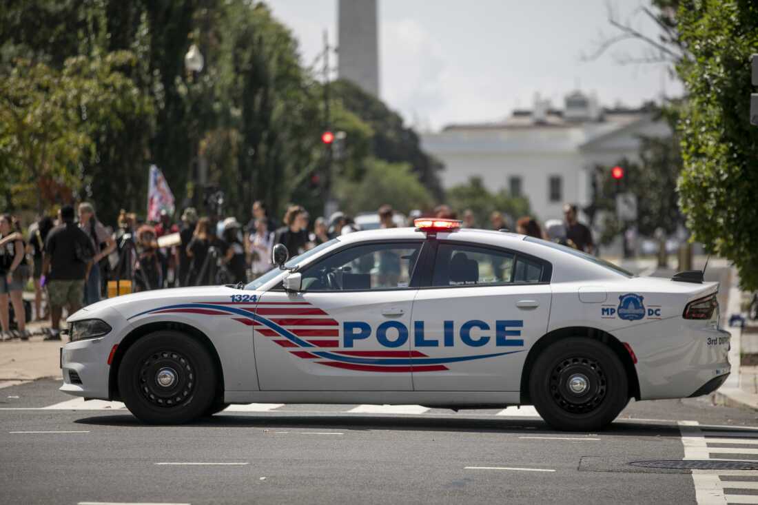 Un escuadrón metropolitano del Departamento de Policía se estacionaron en los bloqueos de la Casa Blanca en Washington, DC, el lunes