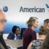 Los viajeros hacen cola en un mostrador de American Airlines en el Aeropuerto Nacional Reagan el viernes 19 de julio de 2024 en Arlington, VA.
