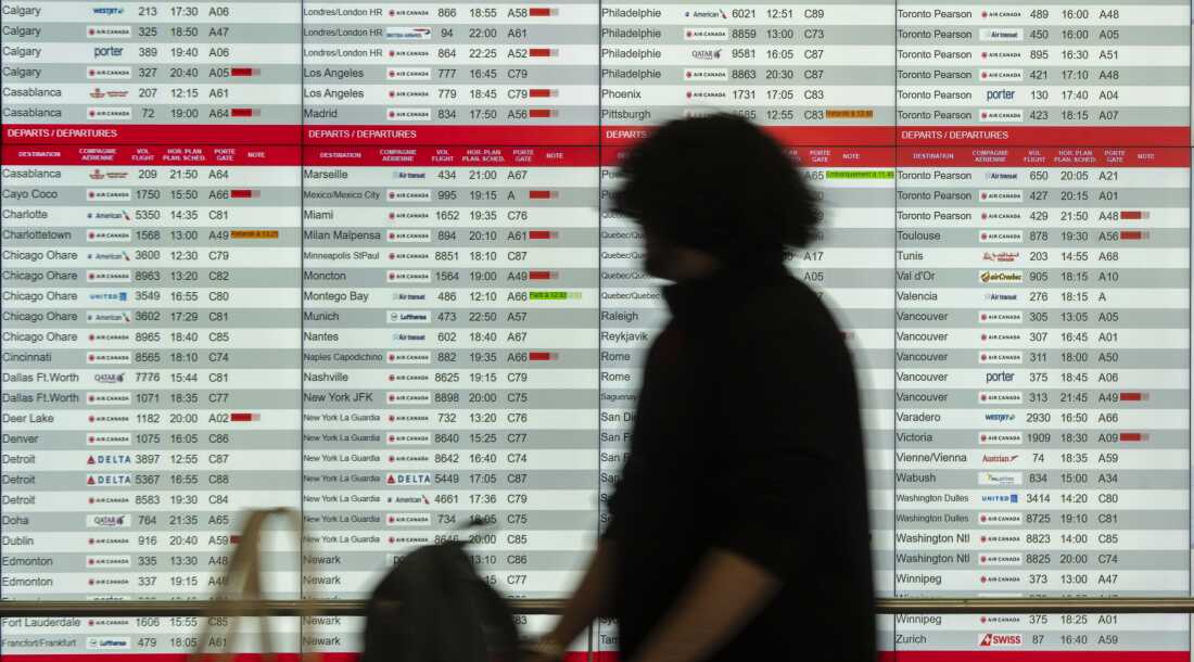 Los vuelos cancelados y retrasados de Air Canada se ven en la junta de salida en el Aeropuerto Internacional Montreal-Pierre Elliott Trudeau el viernes.