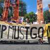 Cientos de manifestantes marchan a la Casa Blanca el 16 de agosto de 2025.