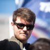 Esta foto de 2020 muestra a Nick Fuentes fotografiado desde aproximadamente los hombros. Tiene cabello castaño y lleva gafas de sol.
