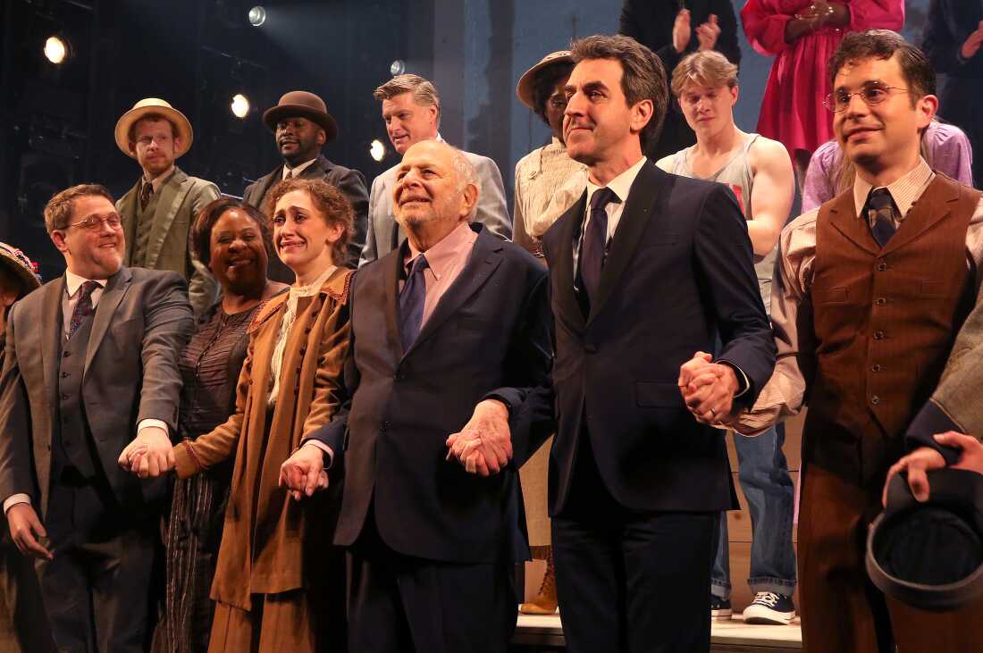 Alfred Uhry y Jason Robert Brown, centro, aparecen en el llamado de la Noche de Apertura para el renacimiento del Desfile de 2023 en Broadway. Uhry escribió el galardonado libro musical y Brown escribió la música y la letra.