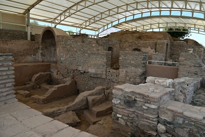 Las antiguas ruinas del palacio lidio descubiertos por arqueólogos en el oeste de Türkiye, mostrando muros de piedra y cimientos preservados.
