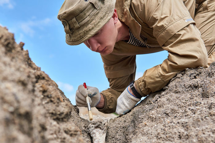 El arqueólogo cepilló cuidadosamente los restos antiguos durante la excavación en el sitio del palacio Lydian de 2.800 años en el oeste de Türkiye.