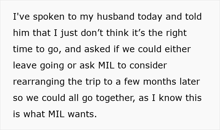 Mensaje de texto con una esposa explicando a su esposo por qué rechaza un viaje posparto y sugiere retrasarlo para más tarde.