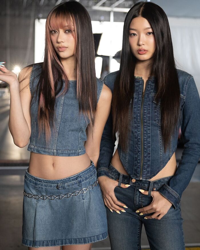Dos modelos con trajes de mezclilla con un anuncio de Jeans Gap respondiendo a la campaña American Eagle.