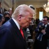 El presidente Trump llega a una ceremonia de presentación para el Trofeo Comandante en Jefe a los guardiamarinas de la Academia Naval de EE. UU. En la Casa Blanca el 15 de abril mientras los fotógrafos y periodistas lo respaldan.