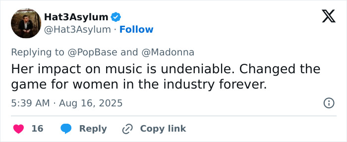 Tweet discutiendo el impacto innegable de Madonna en la música y su influencia en las mujeres en la industria.