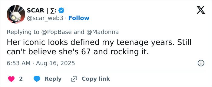 Tweet sobre Madonna llegando a la edad de jubilación y siguiendo los consejos cosméticos de su novio de 29 años, reflexionando sobre su aspecto icónico.
