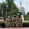 Los miembros de la Guardia Nacional se encuentran cerca de la estación de la Unión de DC, a la vista del Capitolio de los Estados Unidos, el jueves.
