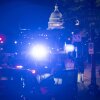 Los miembros del Departamento de Policía Metropolitano del FBI y el DC realizan una parada de tráfico cerca del Capitolio de los Estados Unidos en Washington, DC, el 14 de agosto.