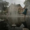 Los niños se enfrían en una fuente de niebla en el centro de París en medio de una ola de calor, el 13 de agosto.