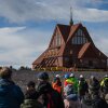 La gente mira la Iglesia de Madera Kiruna en su ubicación final después de un traslado de dos días del casco antiguo al nuevo centro de la ciudad, en Kiruna, el norte de Suecia, el 20 de agosto.