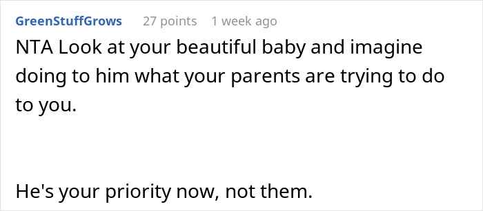 Captura de pantalla de un comentario de Reddit aconsejando a una hija que priorice a su bebé sobre los padres mayores que esperan apoyo después de perder ahorros.