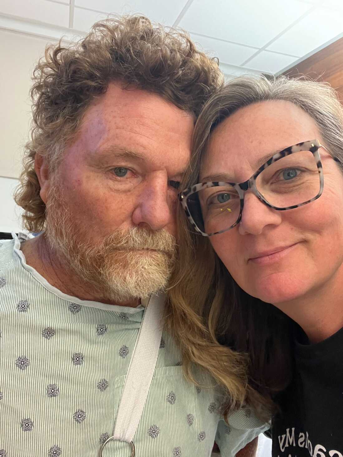 Amy Frank y su esposo, Allen Frank, tuvieron preguntas durante una disputa por contrato entre el Centro Médico y su aseguradora sobre si la atención posquirúrgica de Allen estaría cubierta. 
