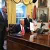 El presidente Donald Trump, acompañado por el secretario de Salud y Servicios Humanos, Robert F. Kennedy Jr. (L) y el Secretario de Comercio Howard Lutnick (R), firma una orden ejecutiva el 25 de febrero de 2025 sobre los requisitos de transparencia de precios para la industria del cuidado de la salud.