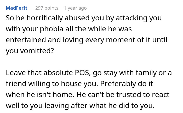 Comentario discutiendo la broma de un esposo que desencadena a su esposa claustrofóbica hasta el punto de las lágrimas y los vómitos.