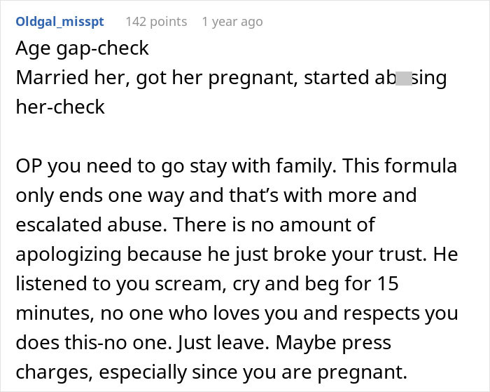 Extracto de texto de una mujer claustrofóbica en apuros, llorando y reaccionando después de que la broma del esposo va demasiado lejos.