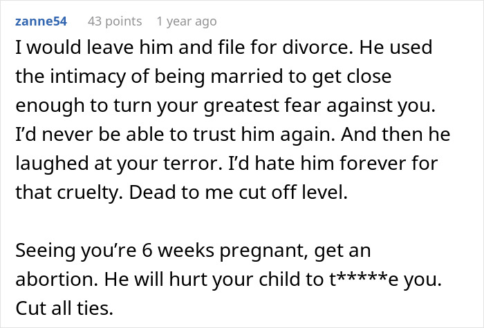 Comentario expresando una fuerte reacción a la broma de un marido causando que una mujer claustrofóbica llore y vomite.
