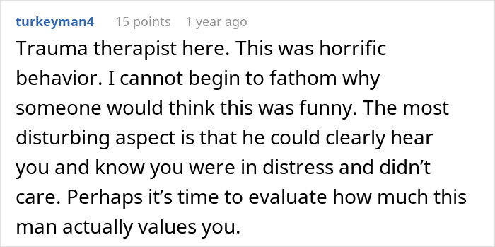 Comentario del terapeuta de trauma condenando la broma del marido causando angustia a la mujer claustrofóbica.