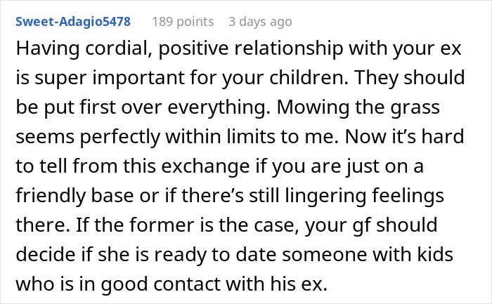 El usuario de Reddit analiza la importancia de mantener una relación cordial con un EX mientras corta el césped, lo que provocó el debate sobre la relación.