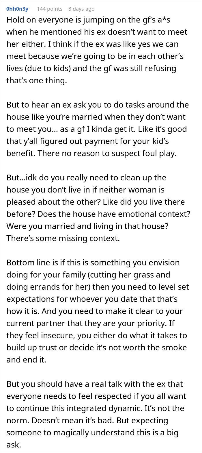 El usuario de Reddit comenta sobre el conflicto de una pareja sobre cortar el césped del ex y los problemas de confianza de las relaciones.