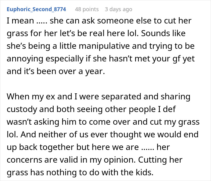Comentario en línea discutiendo a una mujer molesta por su novio cortando el césped de su ex y sus quejas compartidas públicamente.