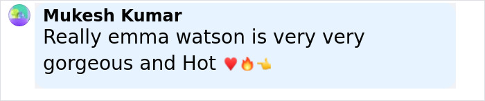 Comentar texto alabando a Emma Watson como hermosa y caliente con el corazón y los emojis de fuego en una publicación en las redes sociales.