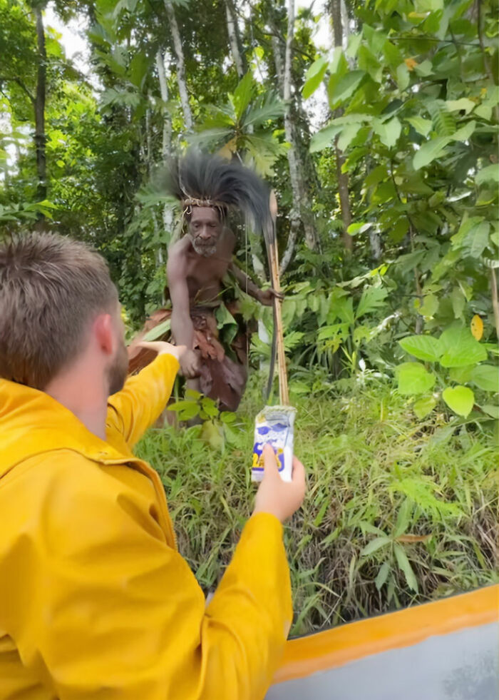 Hombre filmando miembro de la tribu indígena en bosque, provocando indignación sobre el truco viral de Tiktok y las preocupaciones de sensibilidad cultural.