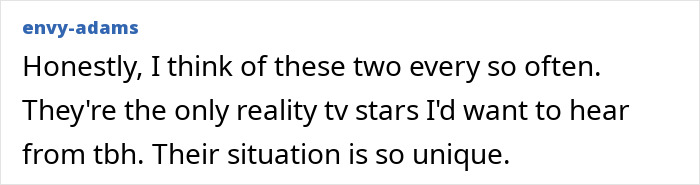 Comentario destacando la situación única e intrigante de los gemelos Hensel con respecto a la maternidad y el matrimonio en los reality shows.