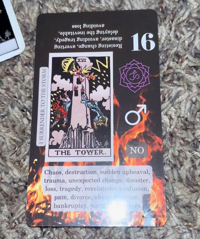 Tarot Card, la torre que muestra el caos y la agitación repentina, relacionada con los talentos místicos y el misticismo de los gatos de rescate.
