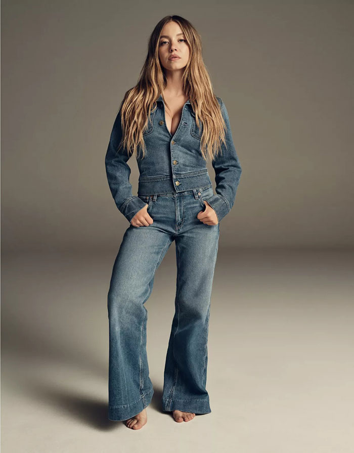 Mujer que usa una chaqueta de mezclilla y jeans de pierna ancha en un anuncio de Jeans Gap respondiendo a la campaña American Eagle.